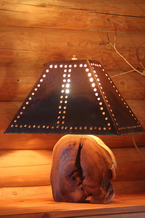 Dřevěná lampa s měděným stínítkem-„DÍRY" L