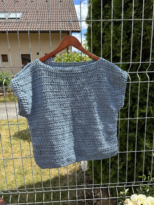 Háčkovaná vesta „Pomněnka“