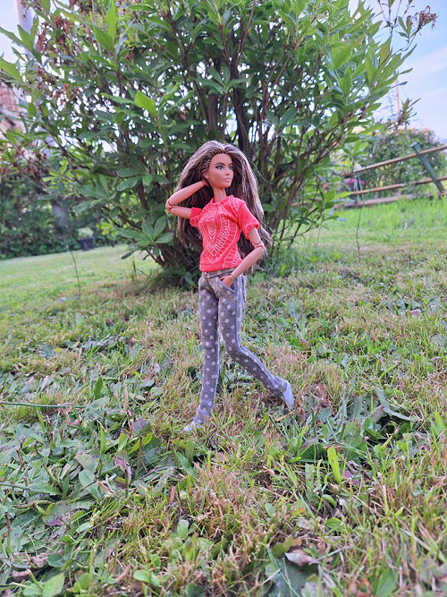 Oranžové tričko pro panenku Barbie