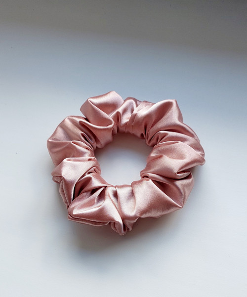 Pudrově růžová saténová gumička scrunchie