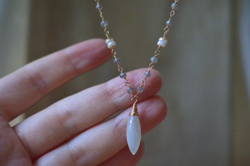 Luna, měsíční kámen, labradorit, gold filled