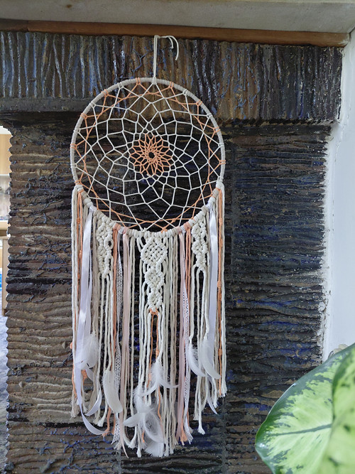 Macramé lapač snů v krémové – lososové 30x70cm