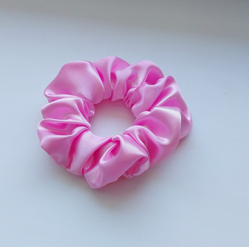 Růžová saténová gumička scrunchie