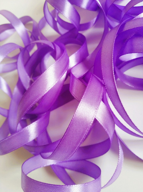 Atlasová stuha purpurová