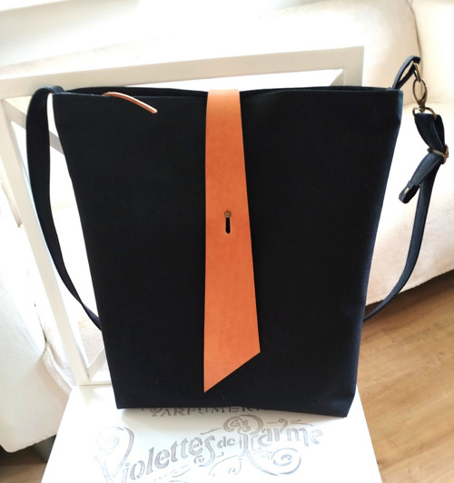 Velká černá kabela/crossbody - s koženou přezkou