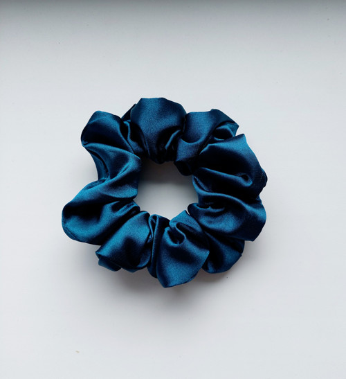 Petrolejová saténová gumička scrunchie