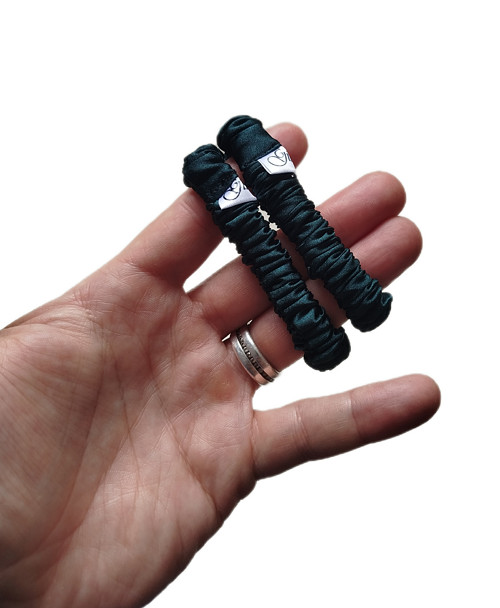 Saténová scrunchie EXTRA slim- TMAVĚ ZELENÁ — foto 1