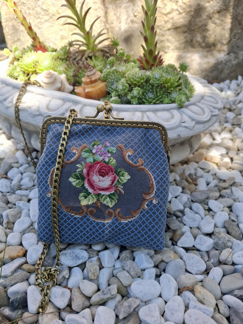 Malá kabelka s miniaturní výšivkou Petit point