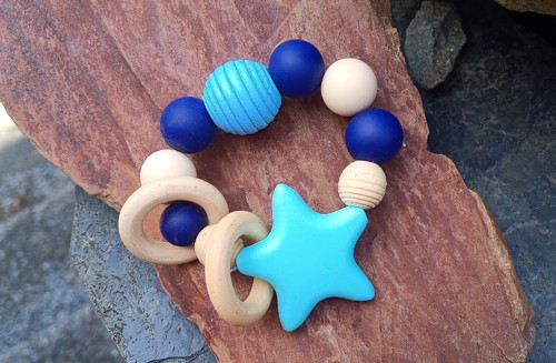 Lehké silikonovo dřevěné kousátko s hvězdičkou