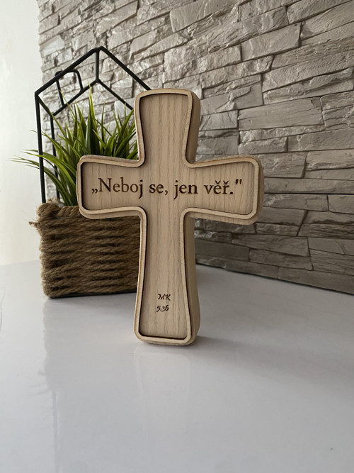 Dřevěný kříž s gravírováním