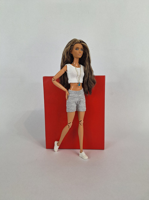 Šedé natahovací šortky pro Barbie
