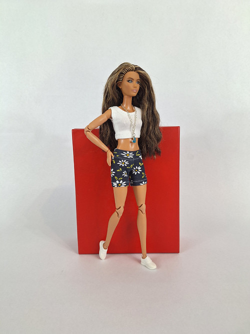 Tmavě modré šortky s kvítky pro Barbie
