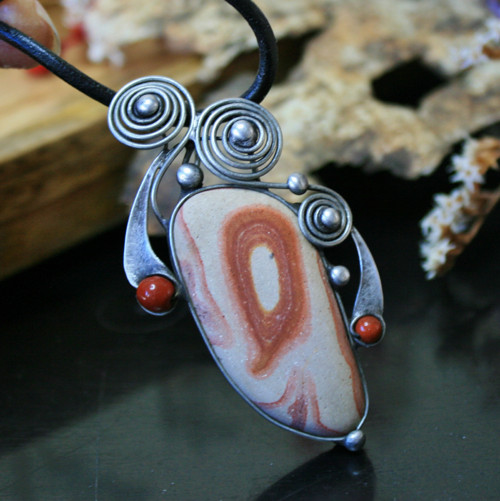 Červená skála (wonderstone)