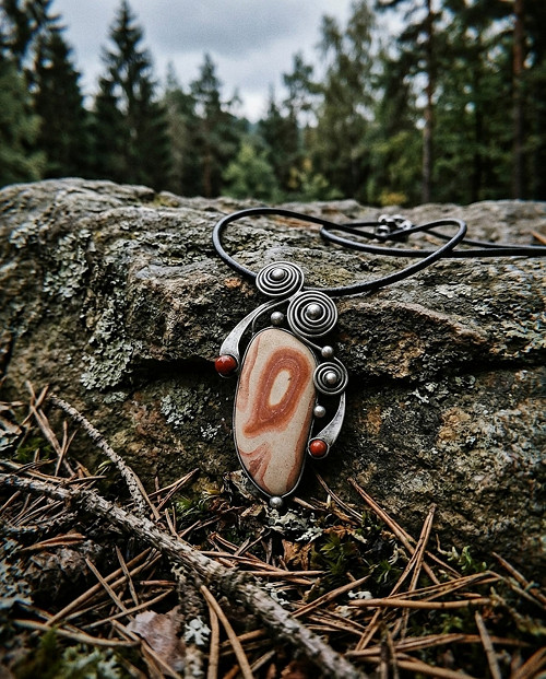 Červená skála (wonderstone)