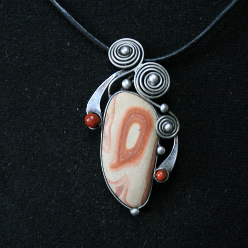 Červená skála (wonderstone)