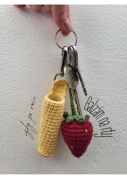 Háčkovaná klíčenka na balzám JAHODA