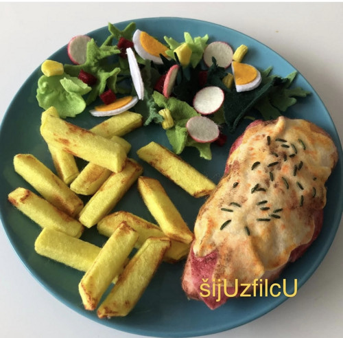 Hračka z filcu-KUŘECÍ STEAK S HRANOLKAMI A OBLOHOU