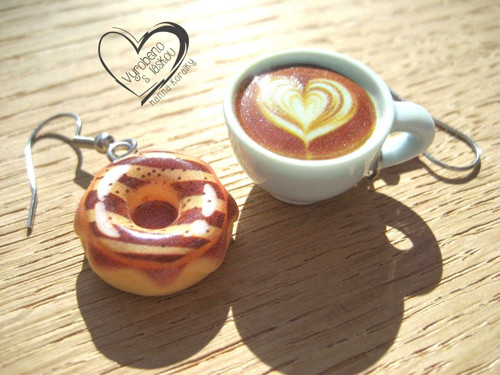 Modré Cappuccino S Donutem