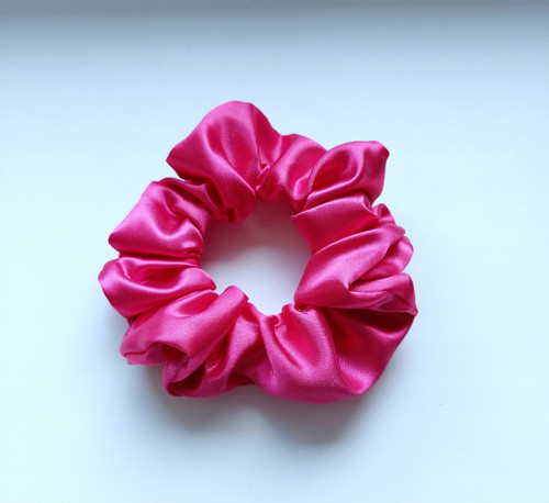 Růžová saténová gumička scrunchie