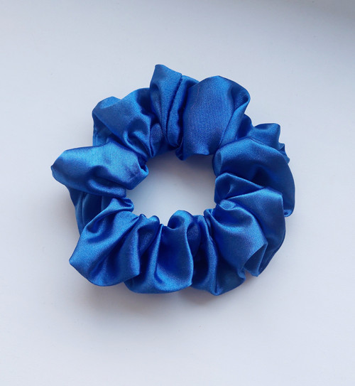 Modrá saténová gumička scrunchie