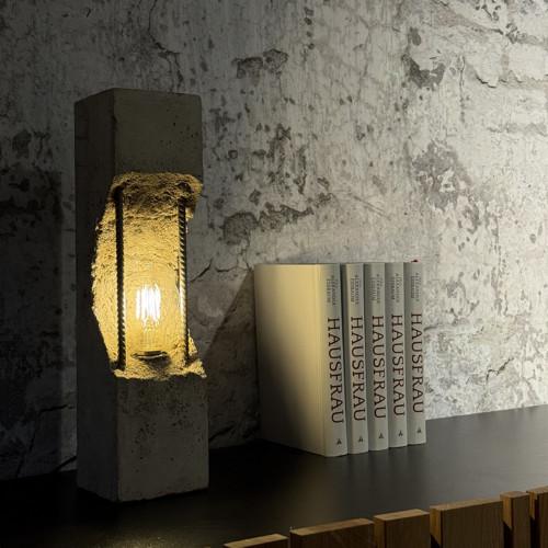 Betonova stolní lampa
