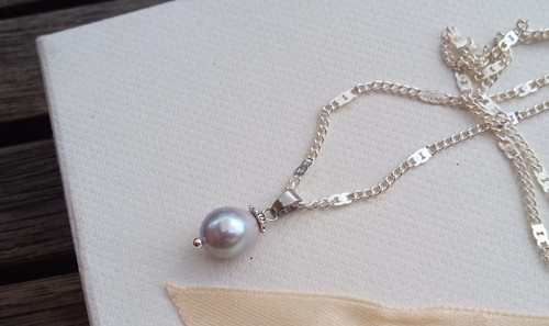 Šedá říční perla 10mm na nerez řetízku, náhrdelník