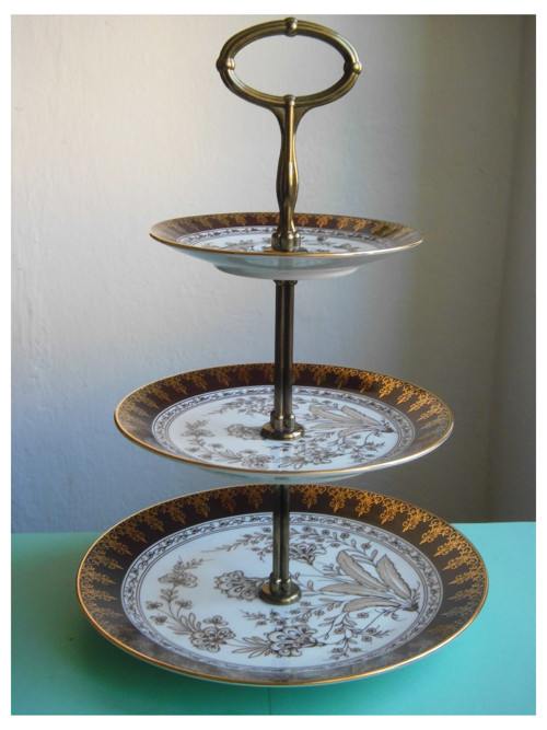 Třípatrový etažér (porcelán, výška 34 cm)