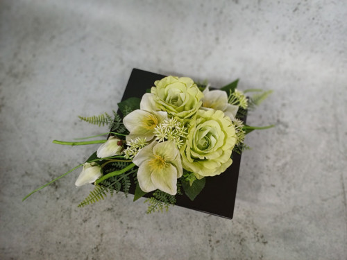 Ikebana s růžemi a čemeřicemi v zelenokrémové — foto 1