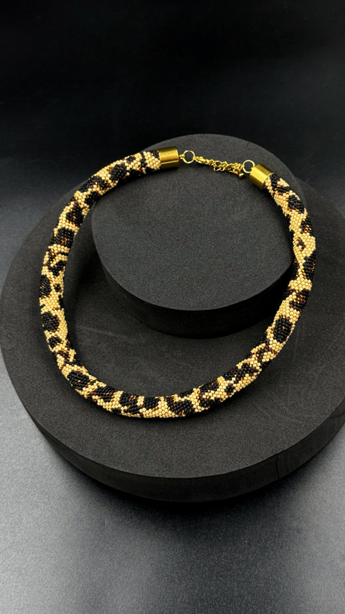 Háčkovaný náhrdelník z rokajlu s motivem leopardí