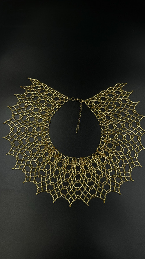 Ažurový korálkový choker s geometrickým vzorem