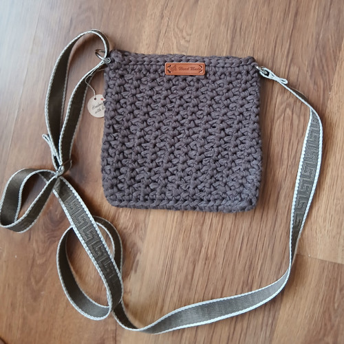 Háčkovaná kabelka crossbody.