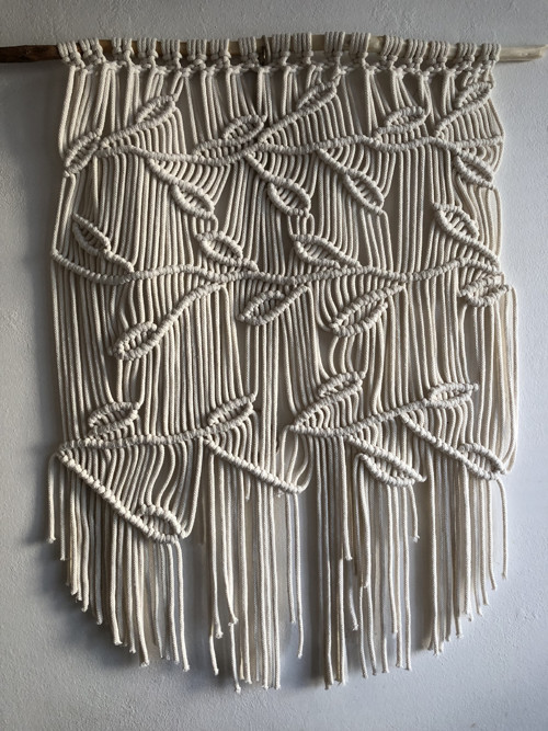 Macramé závěs s listy – klidná struktura