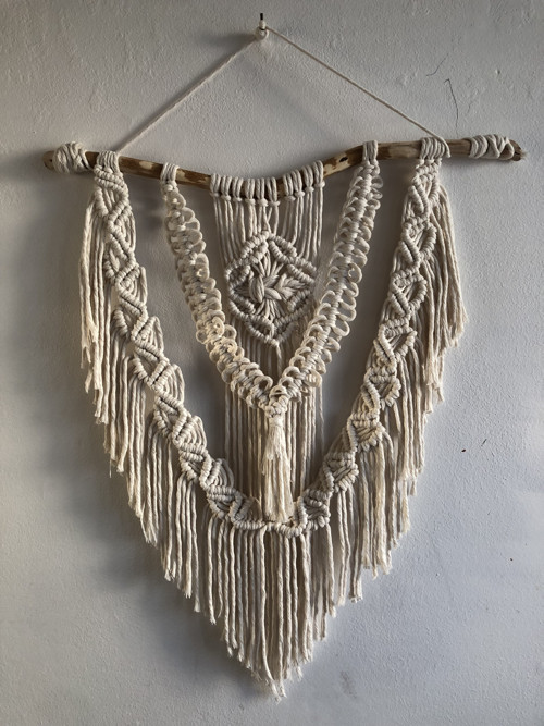 Macramé „Tichý květ“ – závěs s květinovým středem