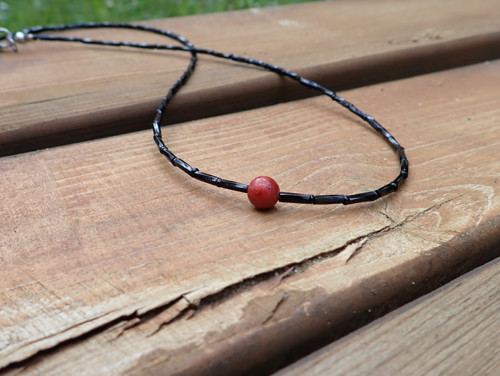 Minimalistický náhrdelník s korálem