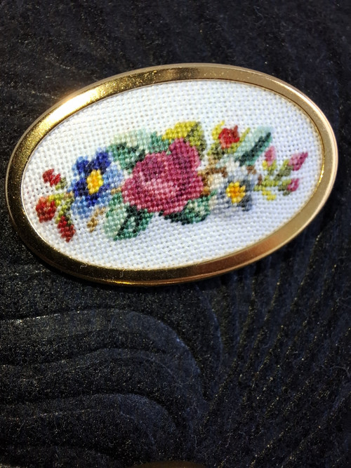 Brož ručně vyšívaná Petit point: Květiny