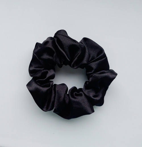 Černá saténová gumička scrunchie