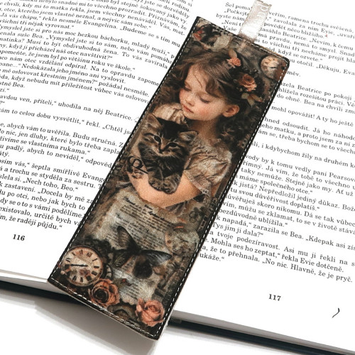 DĚVČÁTKO S KOČIČKOU - textilní záložka do knihy
