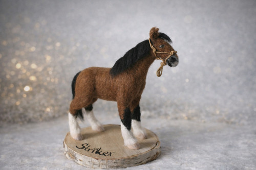 Striker - plstěná miniatura koně z ovčí vlny