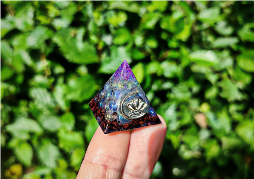Orgonit mini pyramida s křišťálem, fialová