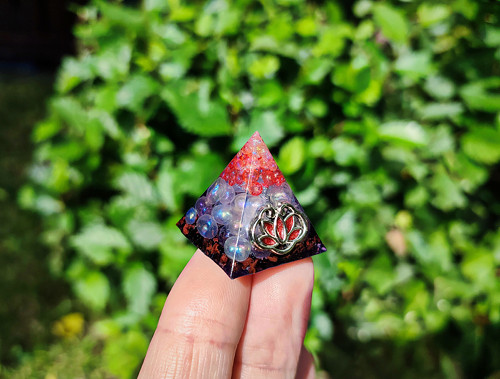 Orgonit mini pyramida s křišťálem, červená
