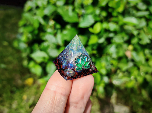 Orgonit mini pyramida s křišťálem, zelená