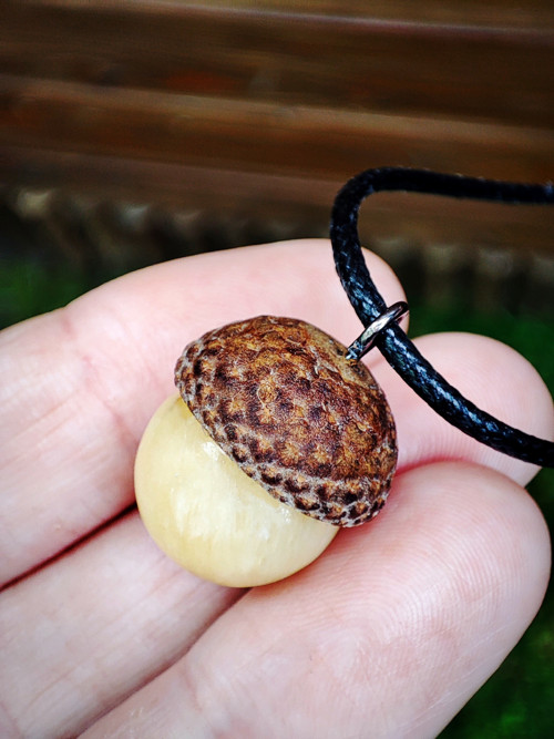 Náhrdelník z pravého dubu a minerálu