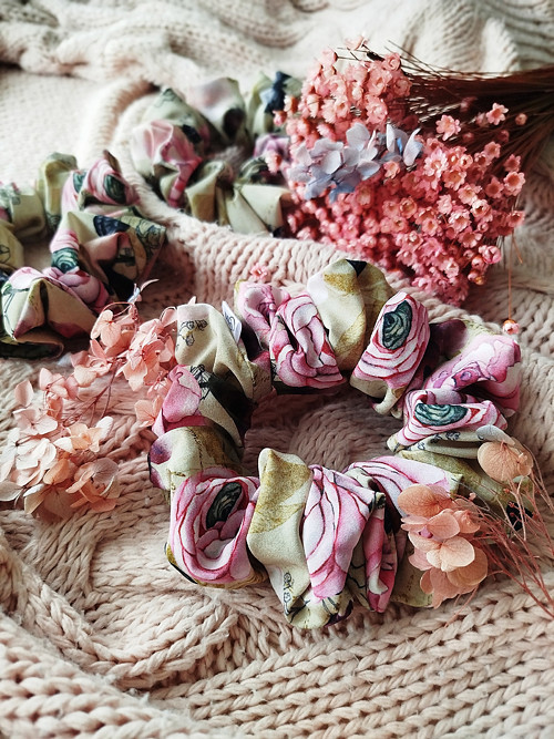Gini HEDVÁBNÁ scrunchie M- ROSALY