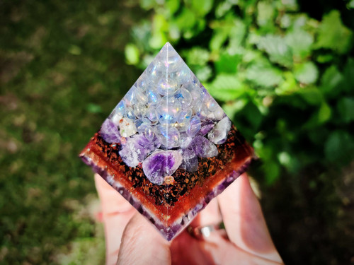 Orgonit pyramida, AQUA AURA a ametyst