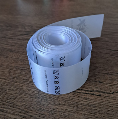 Údržbové oděvní etikety satén 30x60 mm 50 Ks