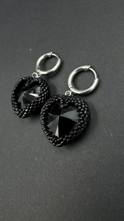 Černé náušnice s krystalovým srdcem SWAROVSKI