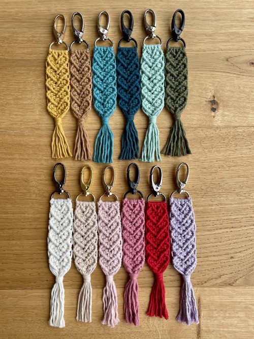 Macramé přívěsek / klíčenka – srdíčka