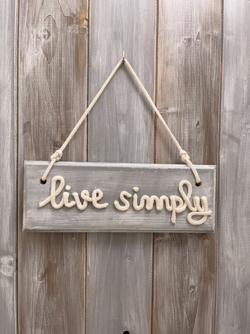 Dřevěná cedulka "Live simply"