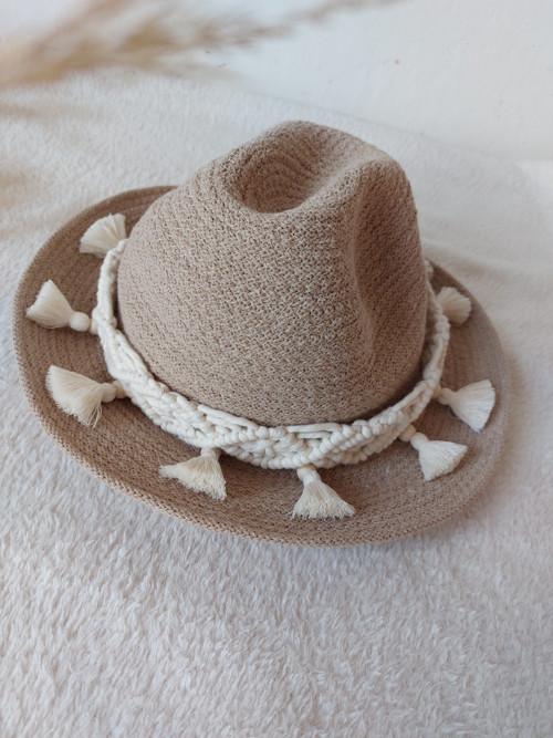 Šitý klobouk s macramé zdobou