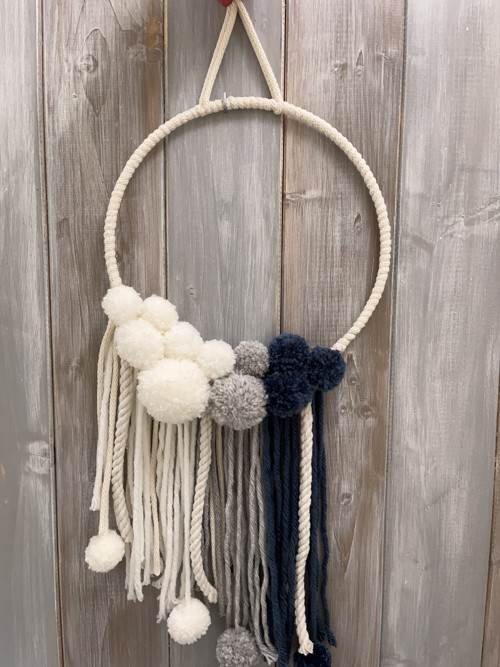 Boho kruhová dekorace s pom-pomy